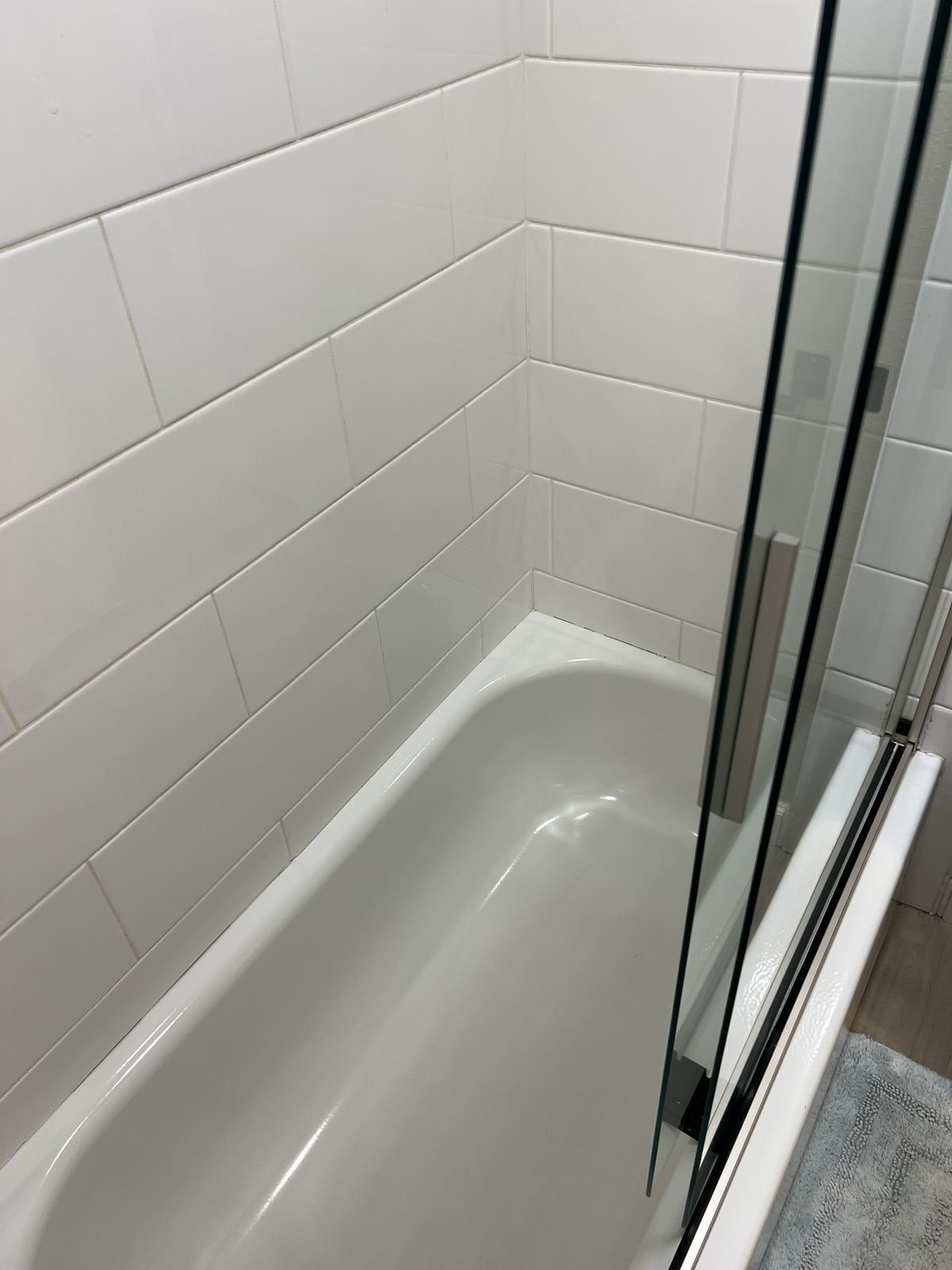 Clean bathtub detail